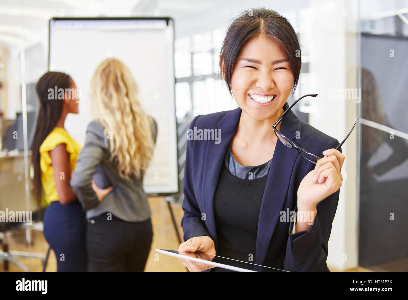 Imprenditrice di successo sorrisi con gioia in start-up sale riunioni Foto Stock