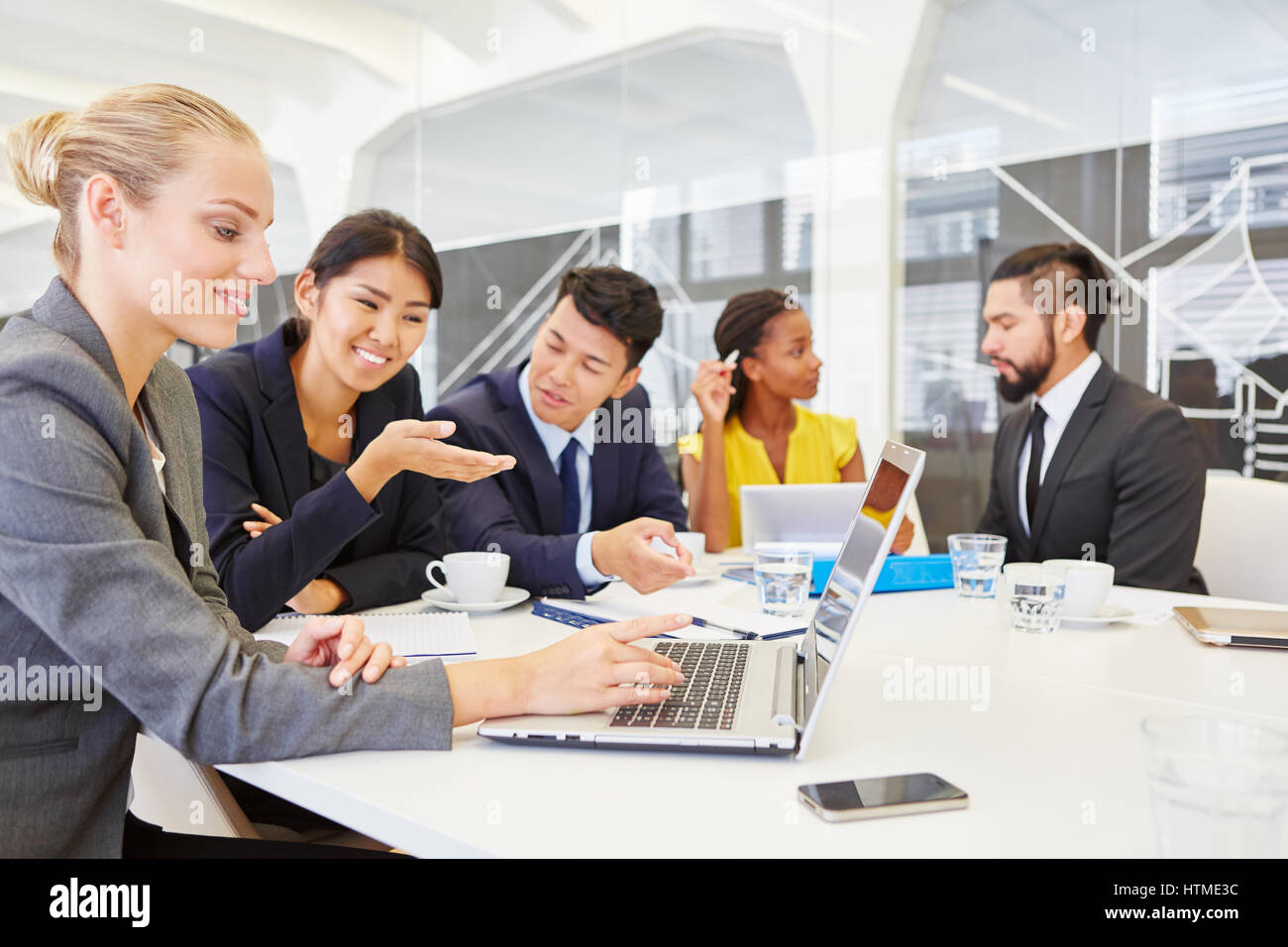 Young business persone per discutere la strategia per le start-up lancio come team Foto Stock