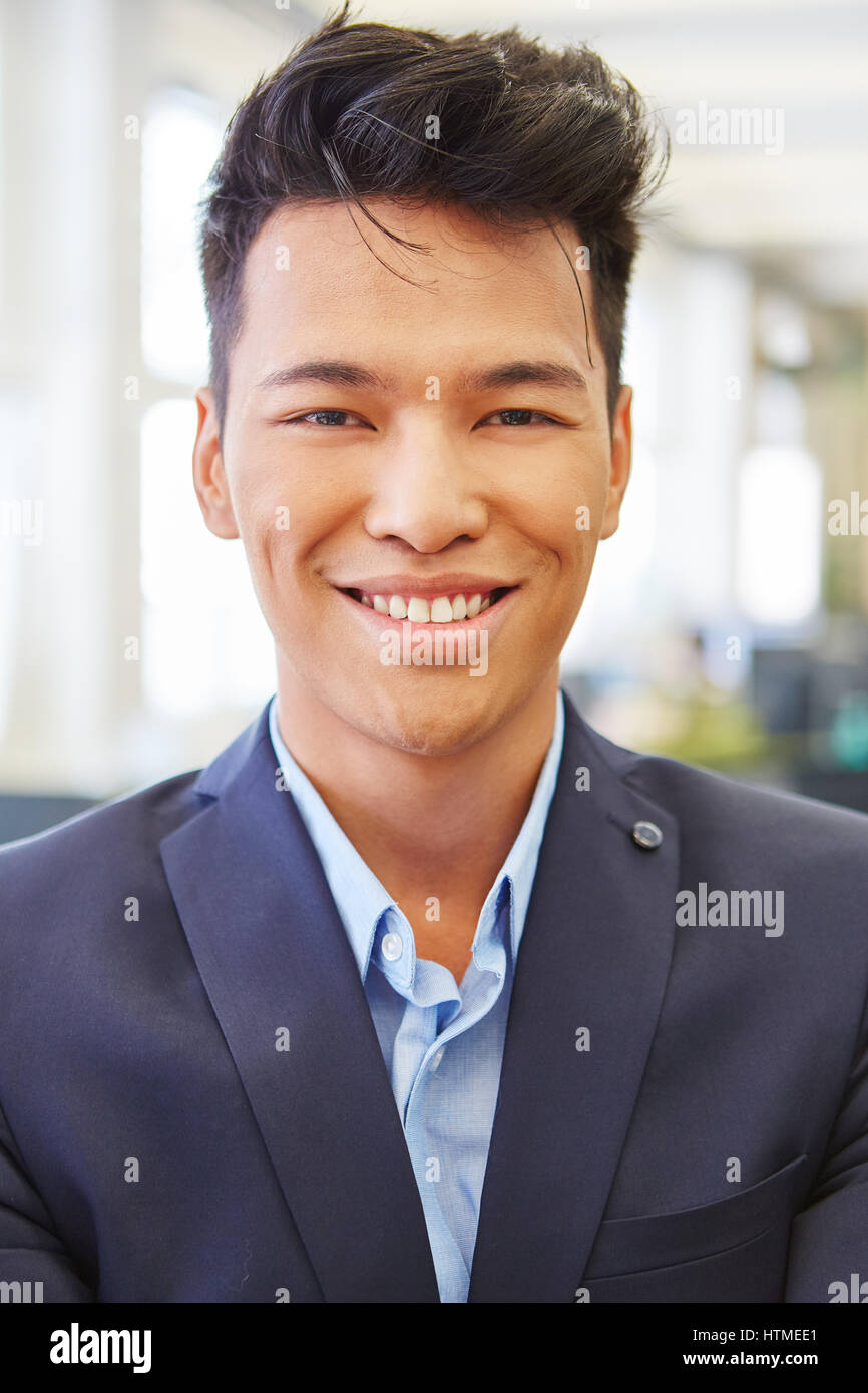 Giovani asiatici come il successo start-up fondatore sorridente con gioia Foto Stock