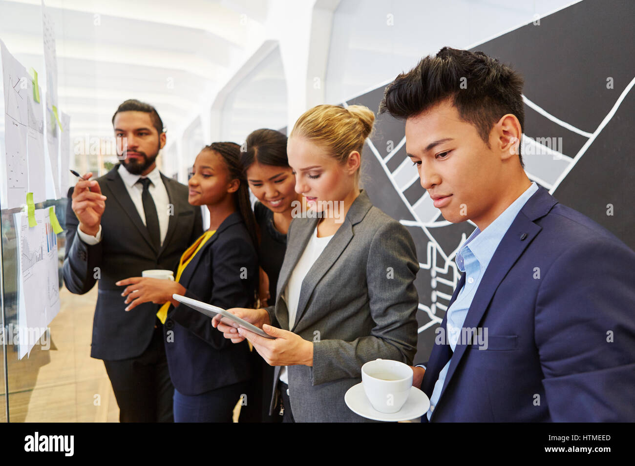 Interracial business gruppo di persone in riunione aziendale Foto Stock