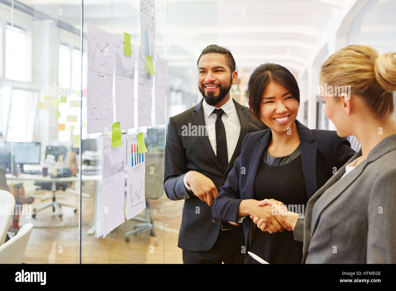 Imprenditrice contratulates collega il successo con handshake Foto Stock