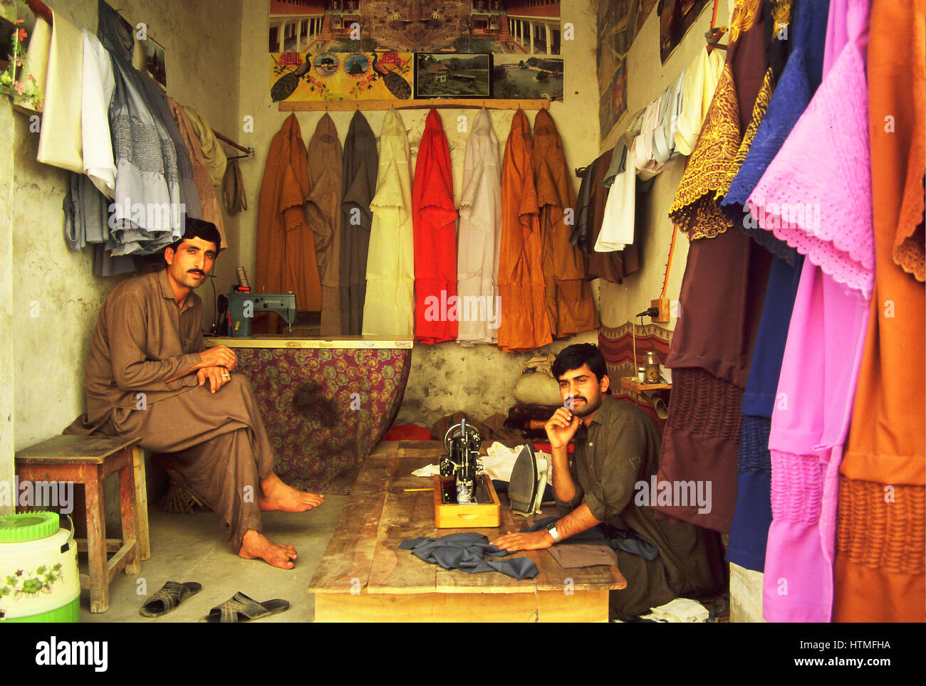 Tailors in burqa shop in bannu,pakistan Foto Stock