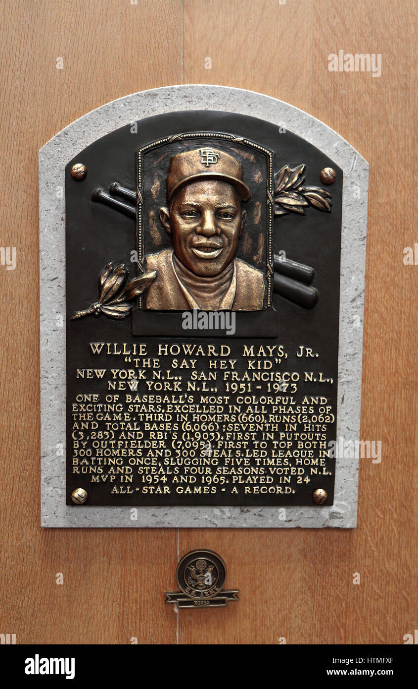 Targa commemorativa per il centro campo Willie Mays nella Hall of Fame Gallery, National Baseball Hall of Fame & Museum, Cooperstown, NY, STATI UNITI D'AMERICA. Foto Stock