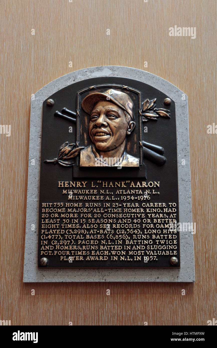 Targa commemorativa per il diritto fielder Hank Aaron nella Hall of Fame Gallery, National Baseball Hall of Fame & Museum, Cooperstown, NY, STATI UNITI D'AMERICA. Foto Stock