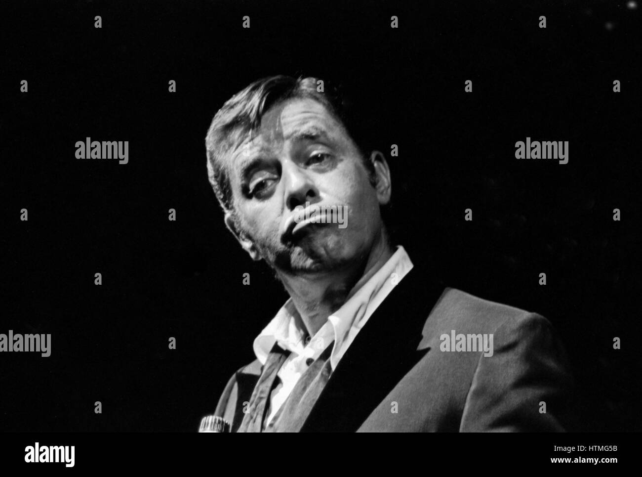 American humorist e attore Jerry Lewis di eseguire la commedia al Paris Olympia Hall. Maggio 1976 Foto Stock