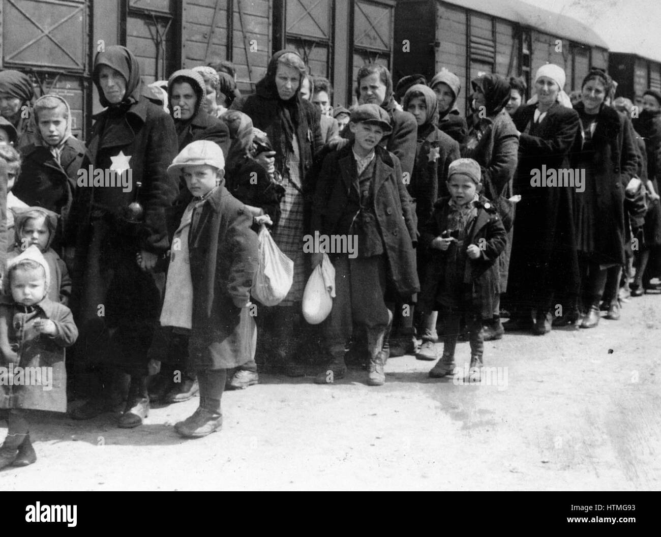 Arrivo di un treno contenente gli Ebrei deportati di accampamento di morte di Auschwitz in Polonia. Auschwitz-Birkenau (1940-1945) è stato il più grande del tedesco di campi di concentramento e di sterminio. 1.1 milioni di persone, il 90 per cento di loro ebrei che si ritiene abbiano lì è morto Foto Stock