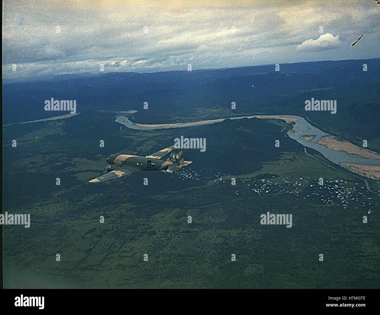 Un US Air Force C-47 aereo rilasciando la guerra psicologica volantini vicino a Nha Trang e Vietnam del Sud. Agosto 1969 NARA fotografia. Foto Stock