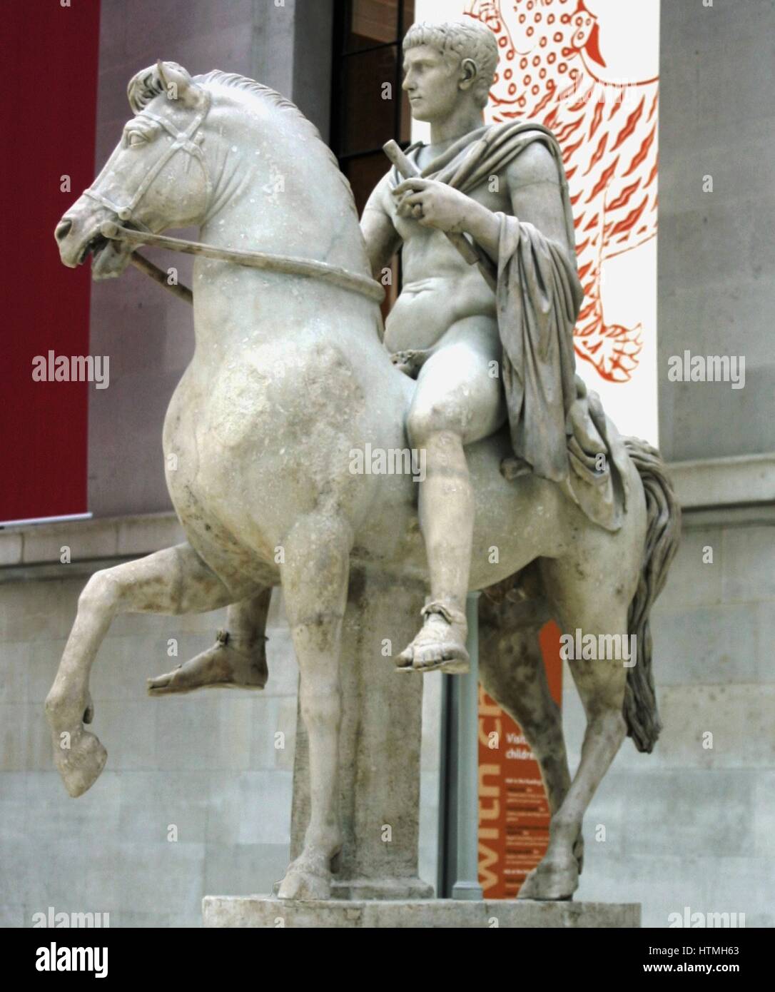 Statua in marmo di una gioventù a cavallo, romana, scolpiti in Italia. La scultura rappresenta forse un principe della romana famiglia imperiale. Foto Stock
