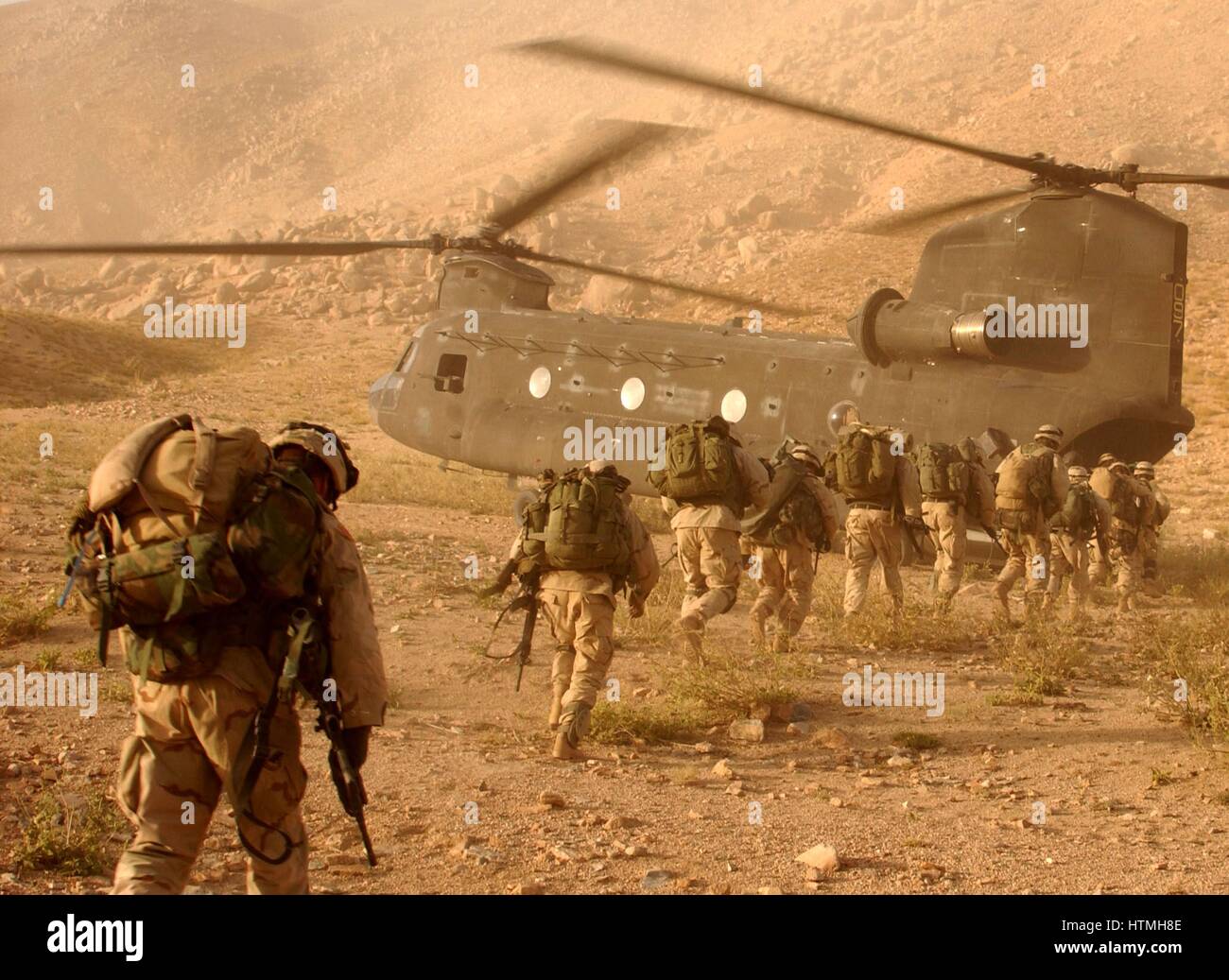 I soldati a bordo di un elicottero Chinook nell'invasione dell'Afghanistan 2001 noi decimo Montagna divisione i soldati in Afghanistan Foto Stock