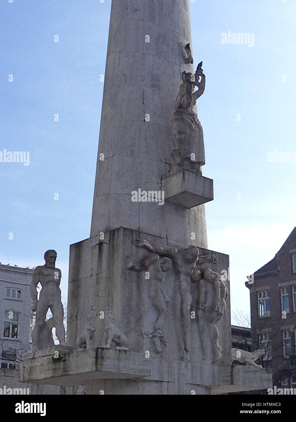 Piazza Dam, o semplicemente la diga (Olandese: de Dam) è una piazza della città di Amsterdam, la capitale dei Paesi Bassi. Il monumento nazionale (Olandese: Nationaal Monument o Nationaal Monument op de Dam) è un 1956 II Guerra Mondiale monumento sulla Piazza Dam in Amsterdam. Foto Stock