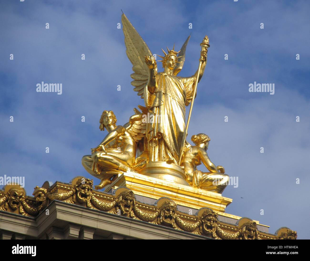 La figura dorata sulla parte anteriore superiore della facciata del Teatro dell'Opera Garnier, (Opera di Parigi). Foto Stock