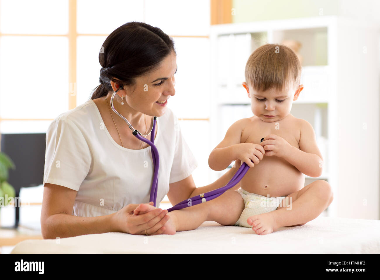 Donne medico pediatra controllo paziente neonato Foto Stock