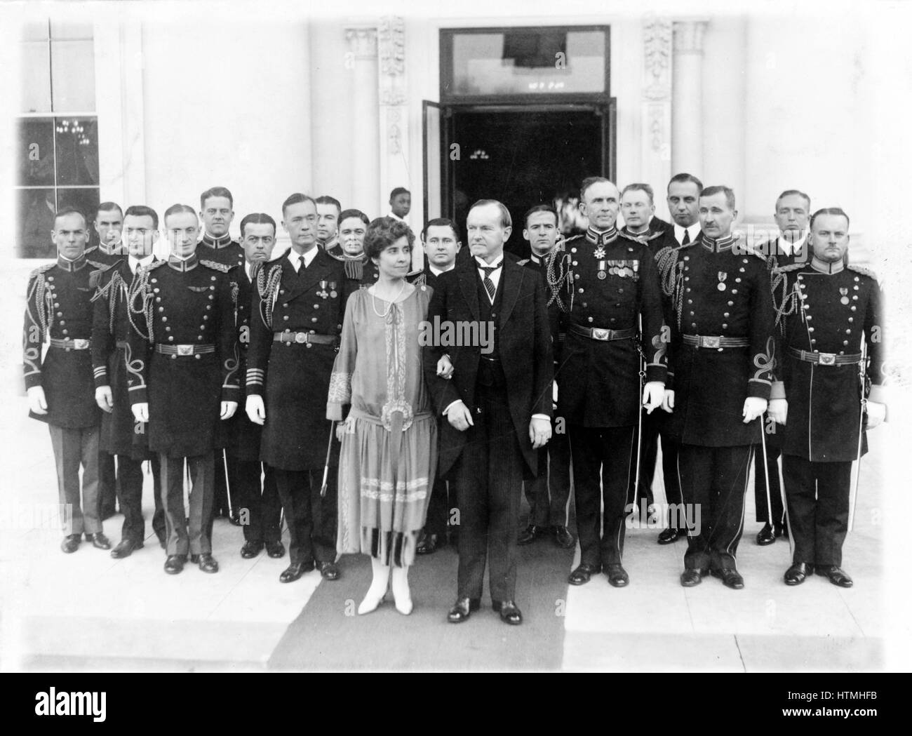Il presidente e la signora Coolidge con militare aiutanti, subito dopo hanno assistito in un ricevimento di Capodanno, poste al di fuori della Casa Bianca 1927 gen 1 Foto Stock