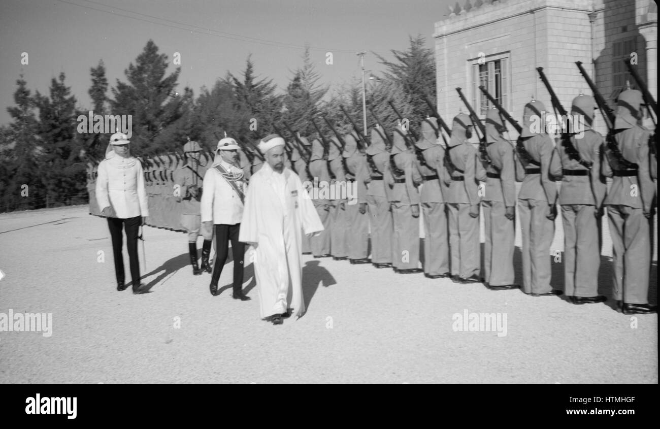 Ventiquattresimo anniversario della Rivolta Araba sotto il re Hussein & Lawrence 1940. L'Emiro di ispezionare la Guardia d'onore. Foto Stock