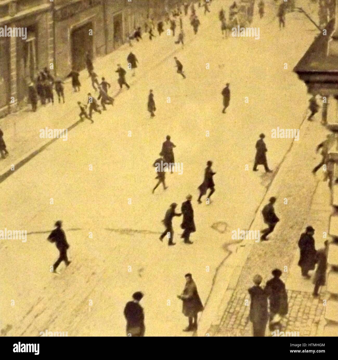 Le strade sono deserte rapidamente come le persone gestiscono il riparo durante un impeto di combattimenti a Berlino 1919. Foto Stock