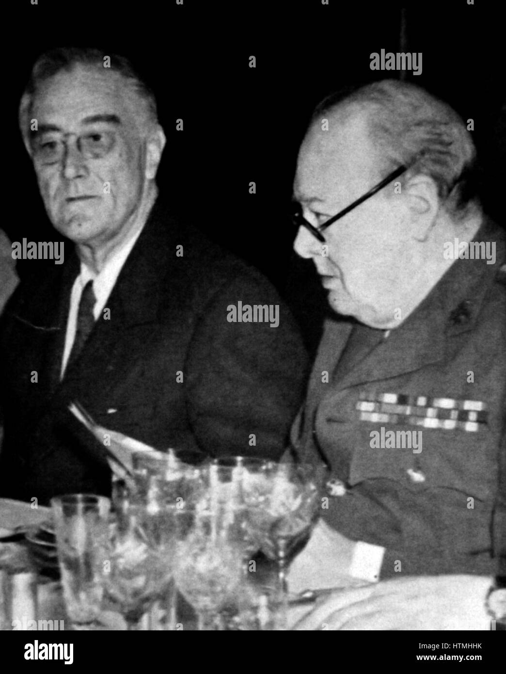 Franklin D. Roosevelt (1882 ñ1945), trentaduesimo Presidente degli Stati Uniti si incontra con il primo ministro inglese Winston Churchill 1945 Foto Stock