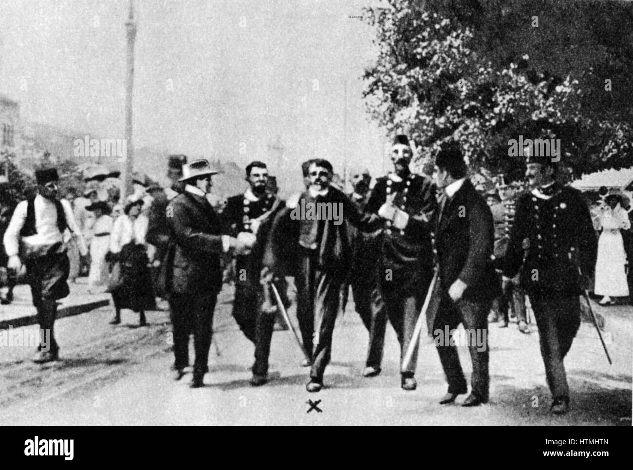 L'assassinio dell'arciduca Francesco Ferdinando (Franz Ferdinand) 1863-1914, erede al trono austriaco a Sarajevo, 28 giugno 1914. L'arresto sulla scena di Gavrilo Princip (1895-1918) l'assassino Foto Stock