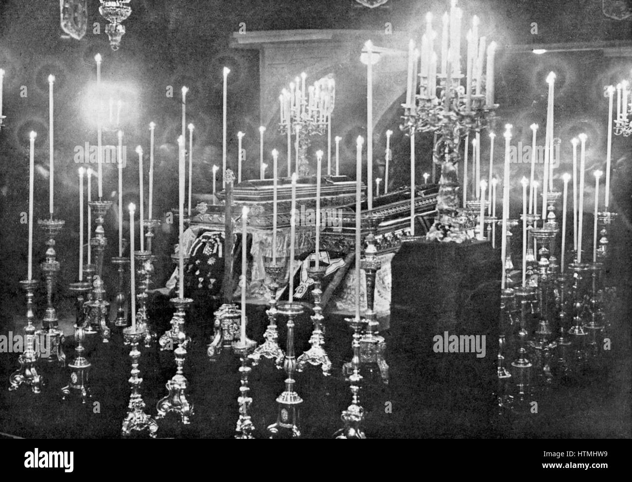 L'assassinio dell'arciduca Francesco Ferdinando (Franz Ferdinand) 1863-1914, erede al trono austriaco a Sarajevo il 28 giugno 1914. Le bare di Franz Ferdinand e l'Arciduchessa Sophie giacenti nello stato Foto Stock