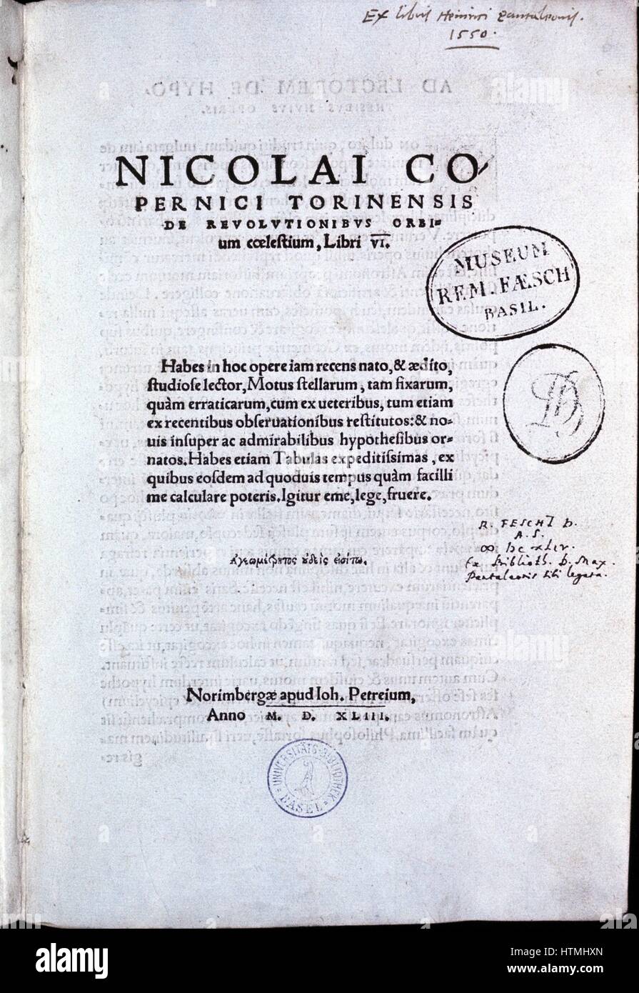 Nicolas Copernico (1473-1543) l'astronomo polacco. Titolo pagina del suo "De revolutionibus orbium coelestium" Norimberga 1543 che conteneva la sua eliocentrico (sun-centrato) teoria dell'universo Foto Stock