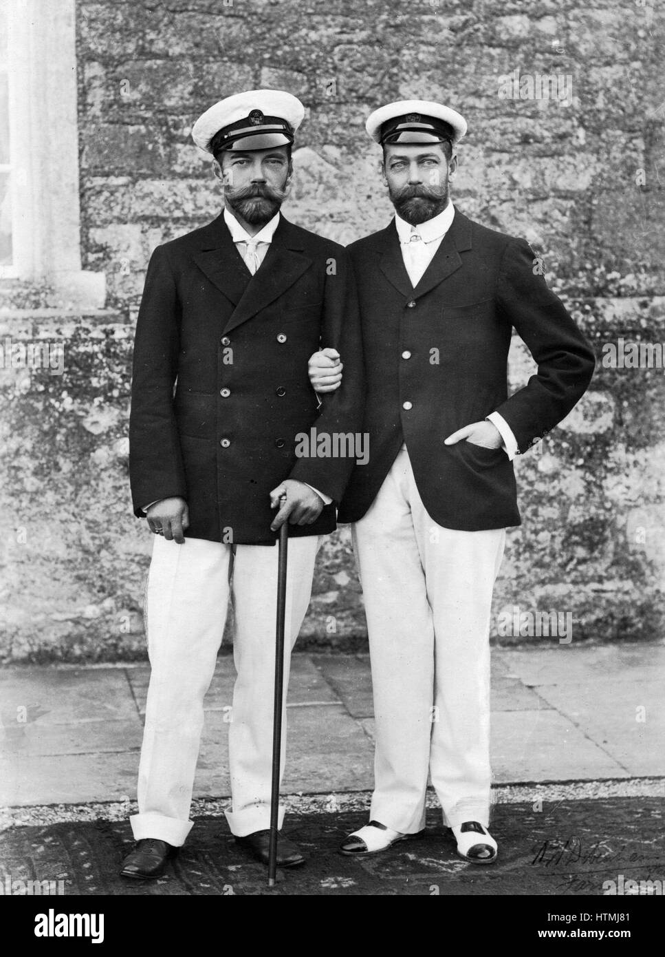 Nicholas II (1868-1918) l'imperatore di Russia dal 1894 (sinistra) con suo cugino George V (1865-1936), re di Gran Bretagna dal 1910. Entrambi gli uomini erano nipoti di Queen Victoria (1819-1901). Fotografia. 1915 Foto Stock
