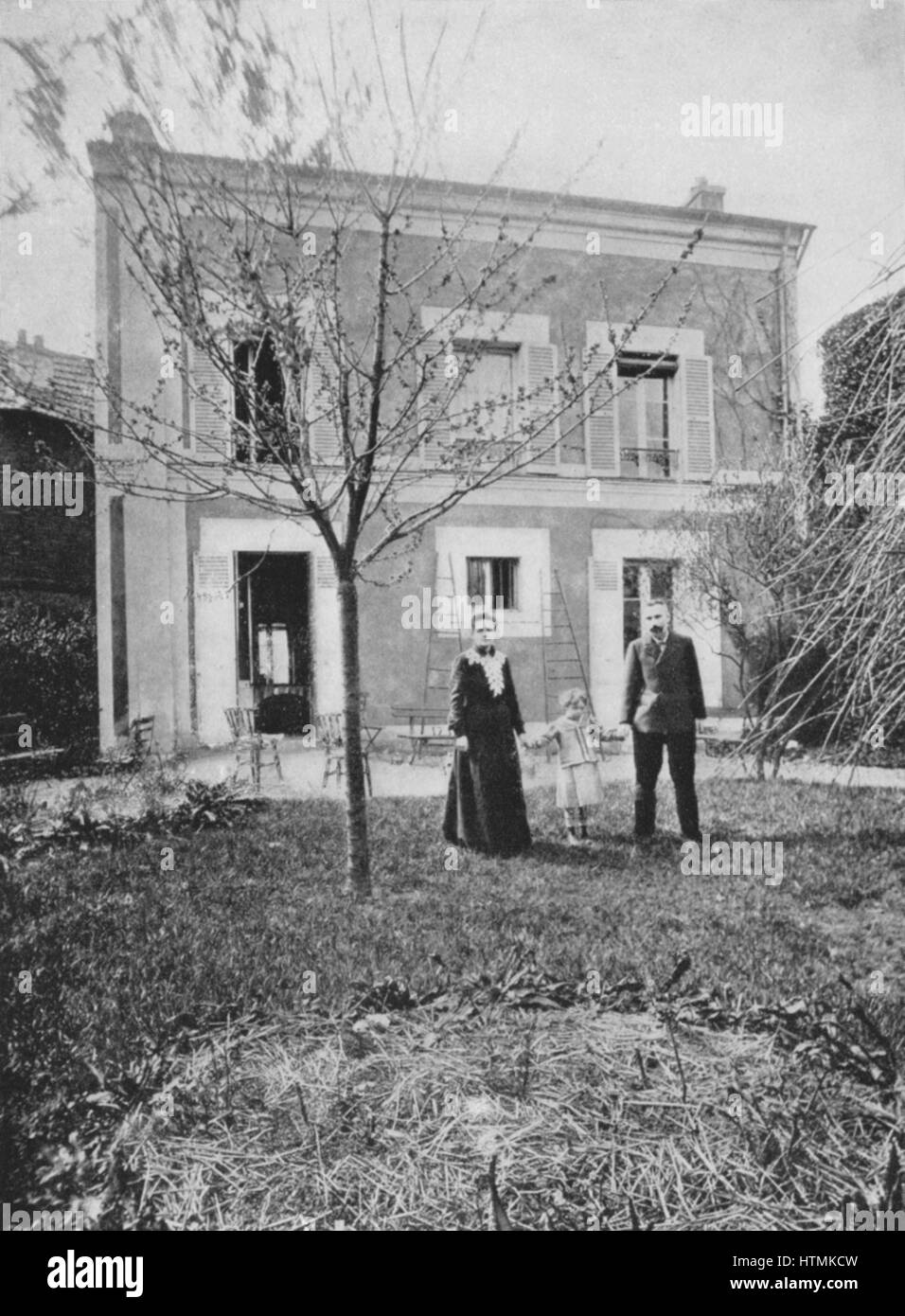 Marie (1867-1934) e Pierre (1859-1906) CURIE. Con la loro figlia Irene nel 1908, nel giardino della loro casa in Boulevard Kellermann, Parigi. Foto Stock