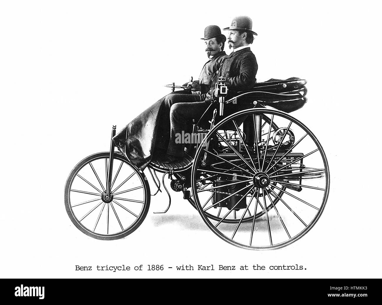 Benz triciclo di 1886 con Karl Benz (1844-1929), ingegnere tedesco e il costruttore di auto, ai comandi Foto Stock