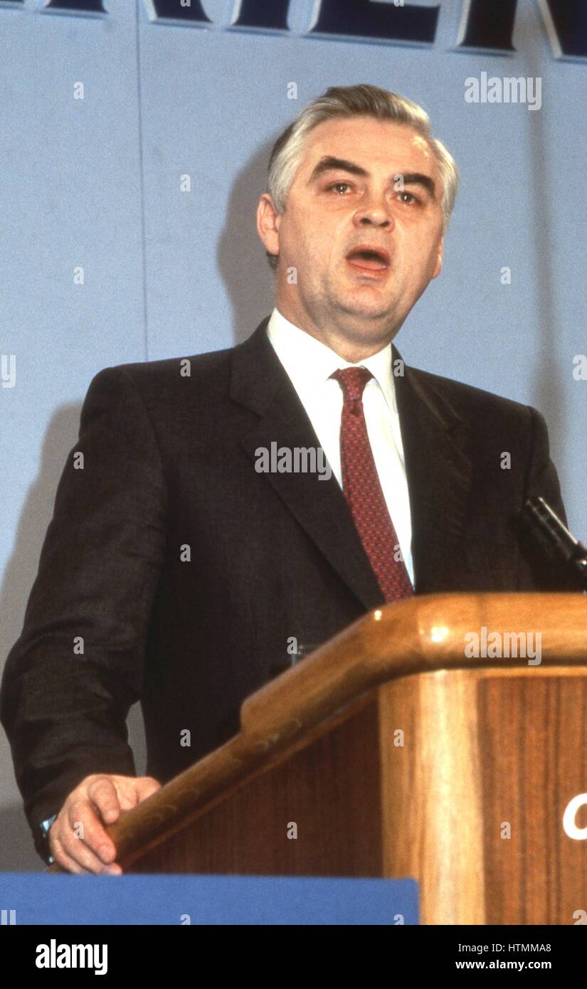 Rt. L'on. Norman Lamont, il Cancelliere dello scacchiere e membro del partito conservatore del Parlamento per Kingston-upon-Thames, assiste il conservatore Womens conferenza a Londra, in Inghilterra il 27 giugno 1991. Foto Stock