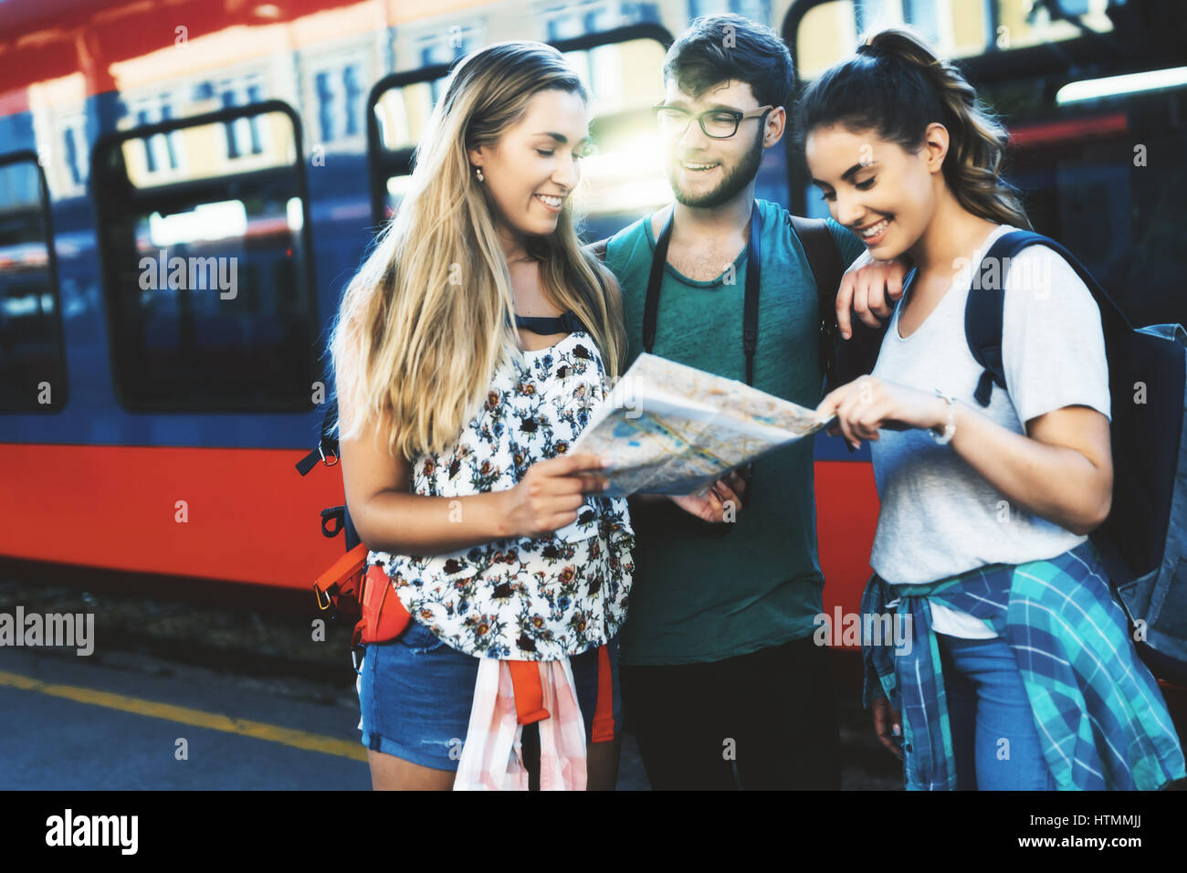 Gruppo di felici turisti che viaggiano in treno Foto Stock