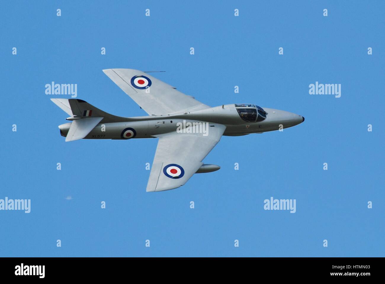 Hawker Hunter jet fighter XL577 visualizza all'Airshow di Dunsfold nel Surrey, Inghilterra. È stato costruito nel 1958 per la Royal Air Force. Foto Stock