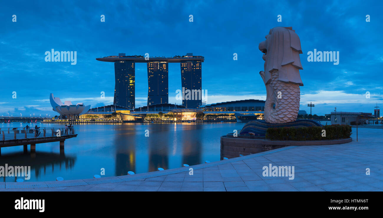 Statua Merlion e Marina Bay Sands Hotel, Marina Bay, Singapore Foto Stock