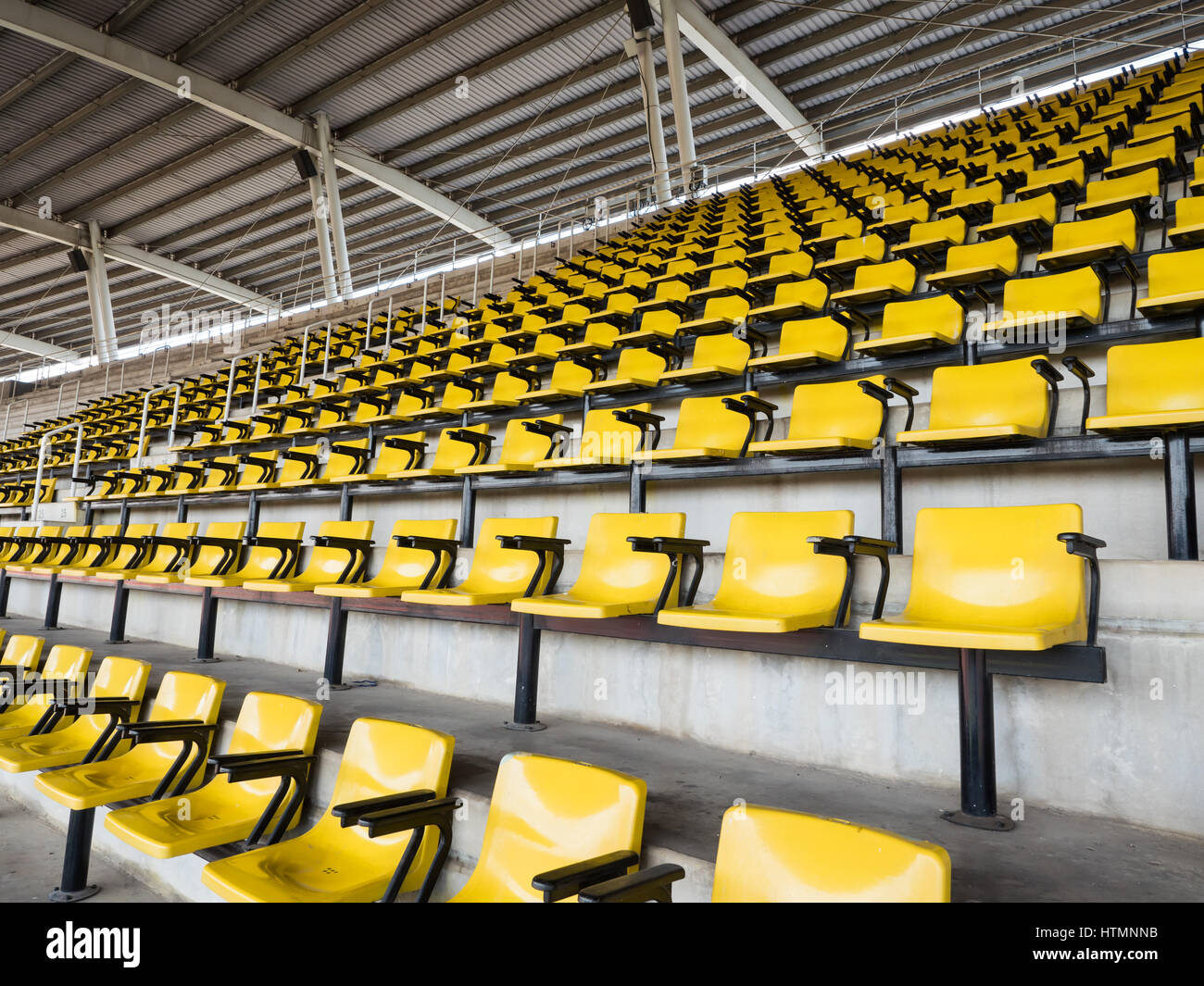 Giallo vuota posti a sedere stadium Foto Stock