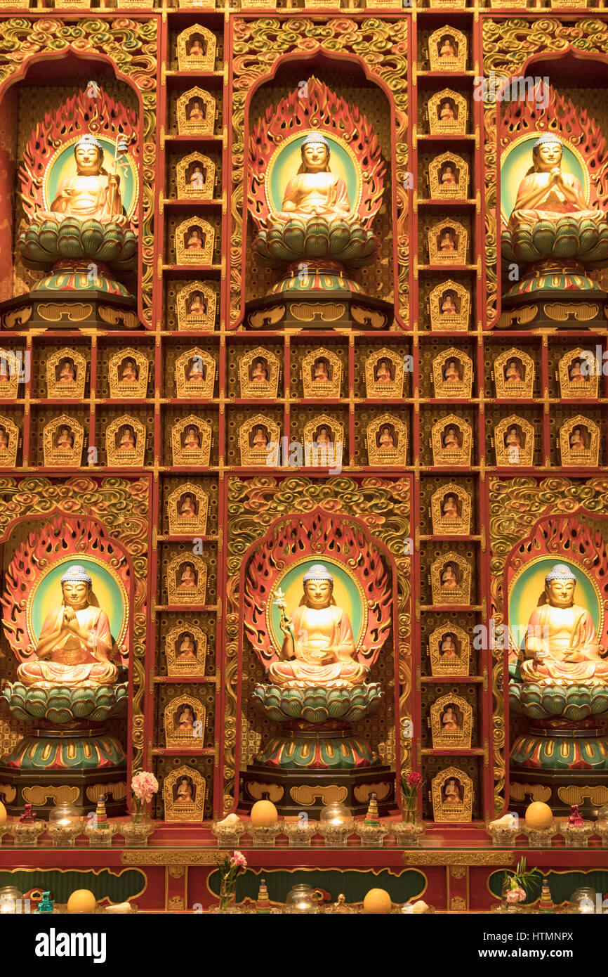 Statue di Buddha nel Dente del Buddha reliquia tempio, Chinatown, Singapore Foto Stock