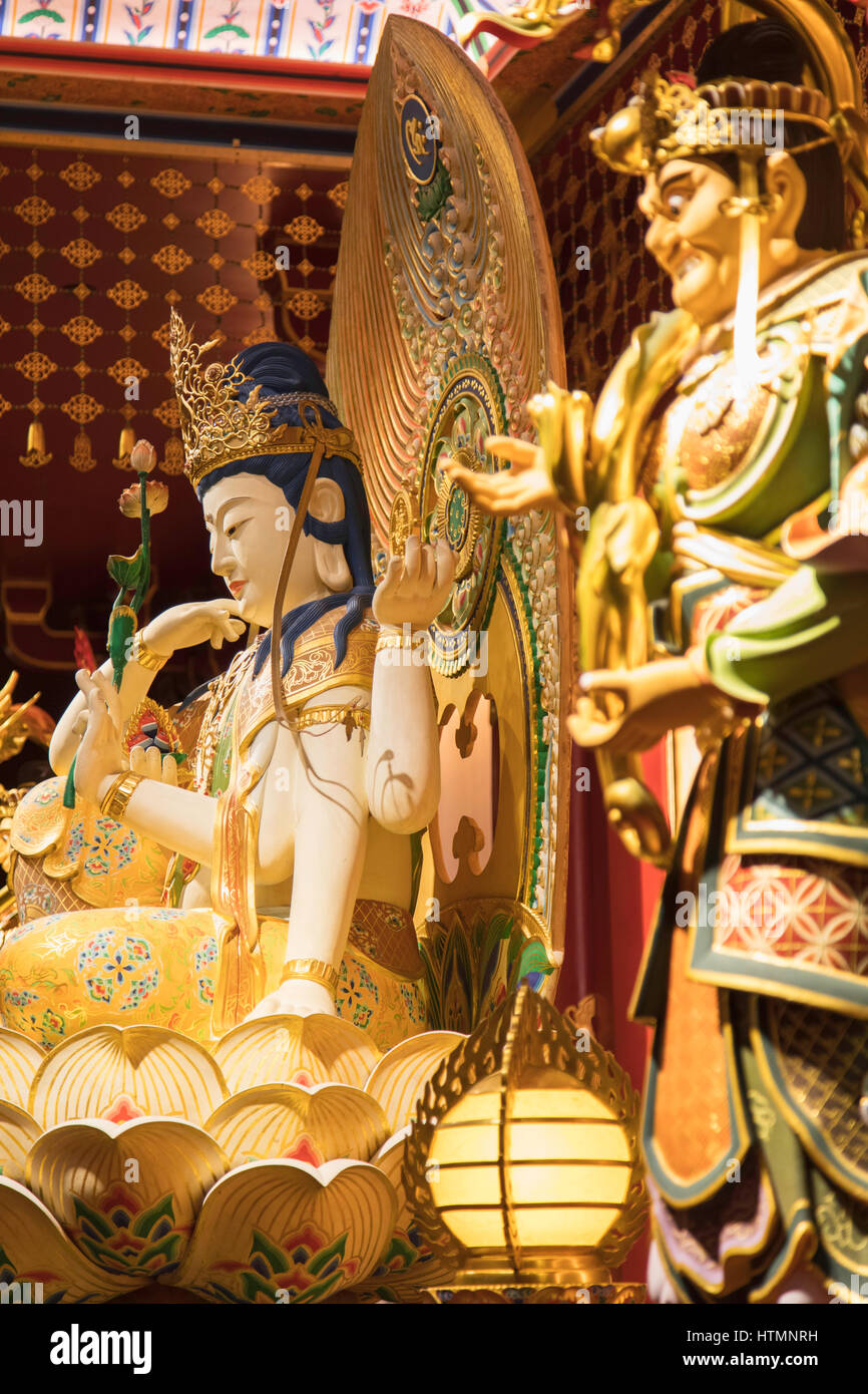 Statue di Buddha nel Dente del Buddha reliquia tempio, Chinatown, Singapore Foto Stock