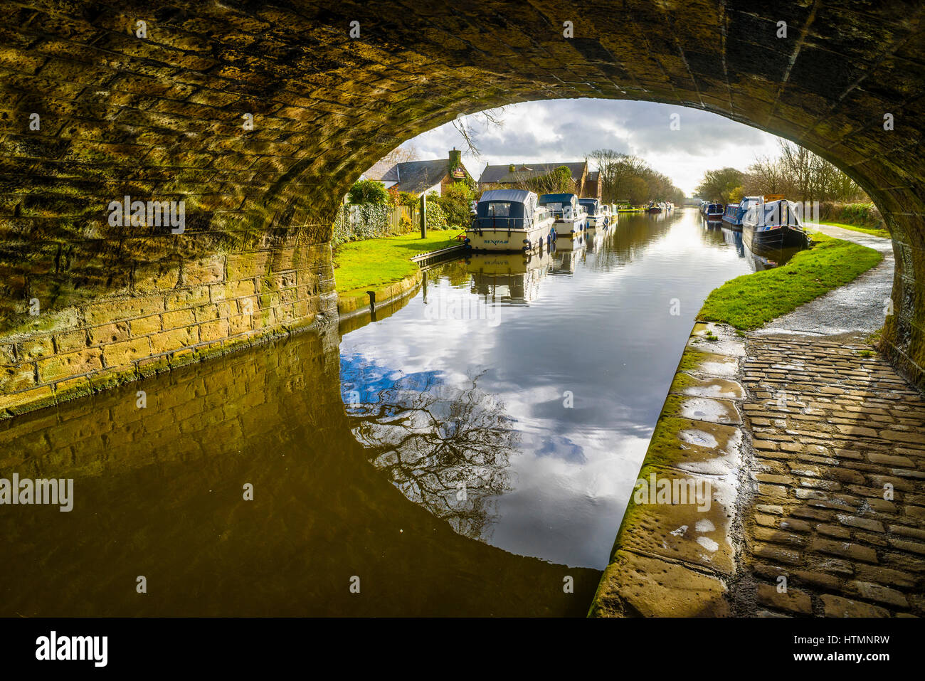 Vista da sotto il ponte sul canale vicino bacino Tithebarn su Lancaster Canal a Garstang Lancashire Foto Stock