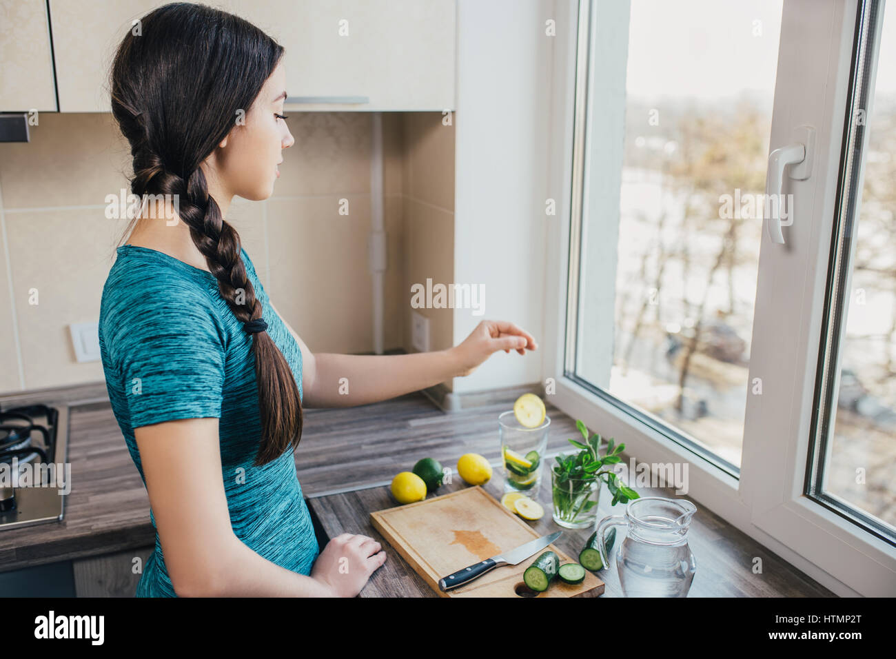 La donna la preparazione di bibita salutare Foto Stock