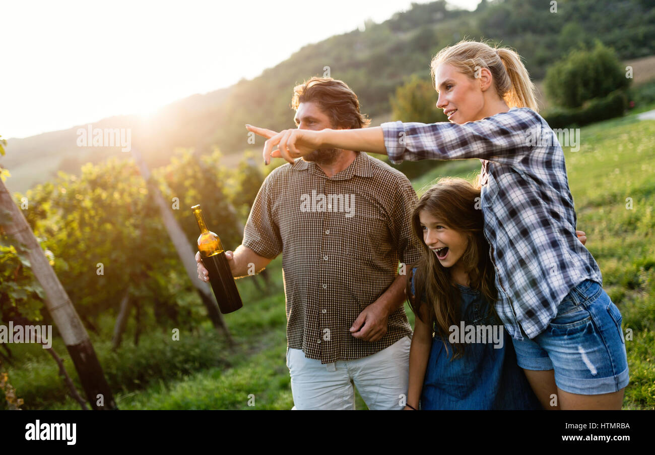 I viticoltori e persone in cantina Vigna Foto Stock