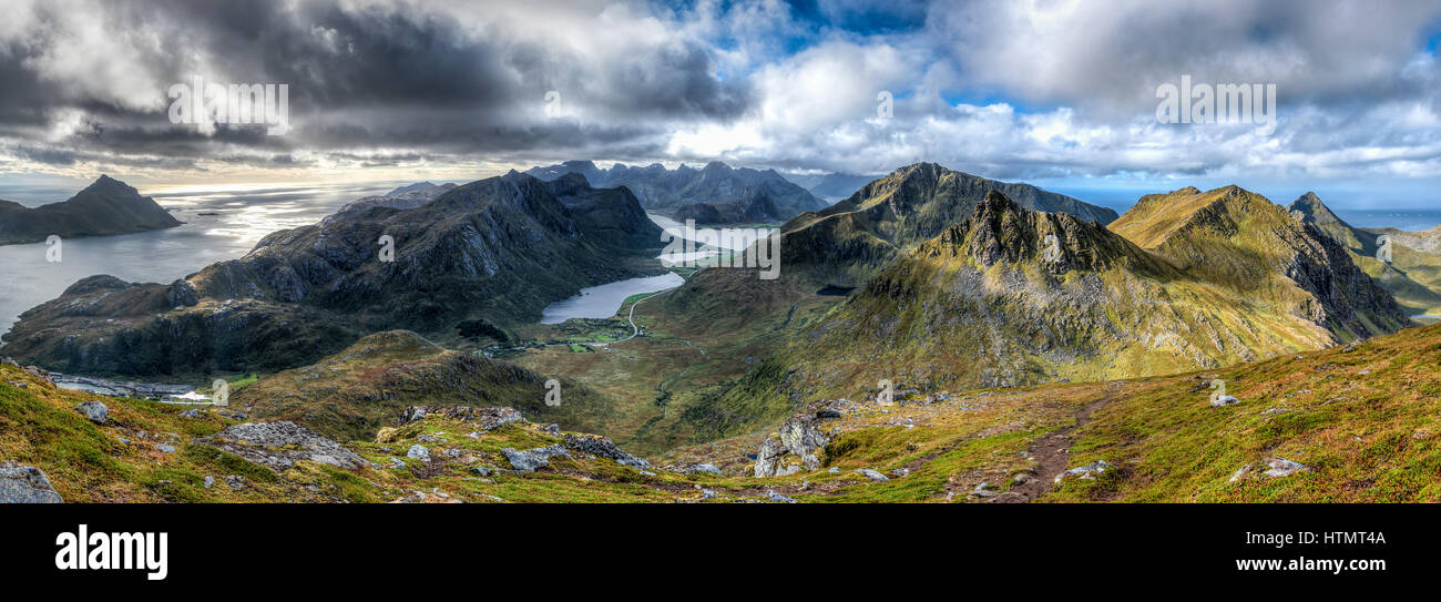 La fantastica vista di Flakstadoy al vertice della Stornappstind escursione. Foto Stock