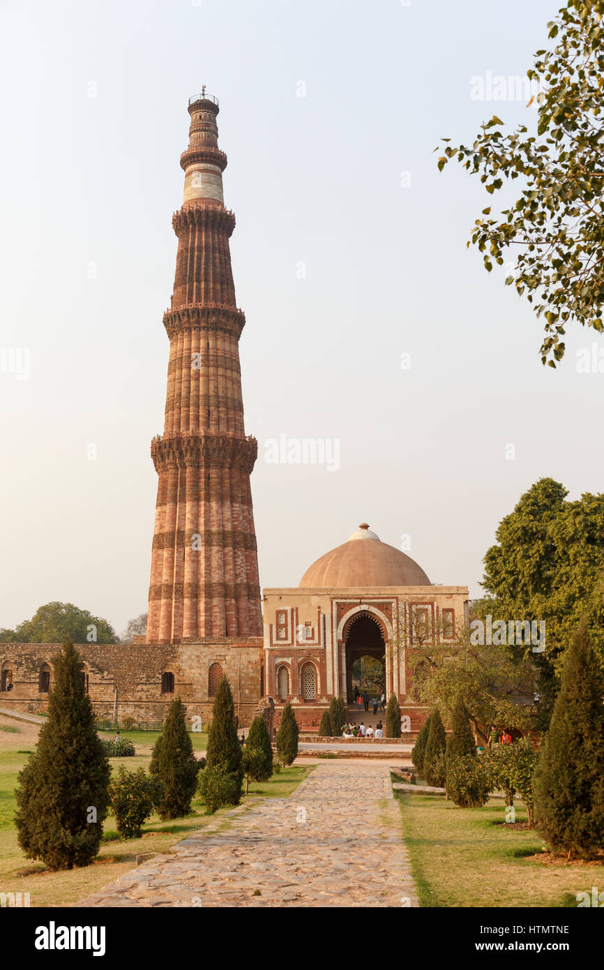 Qutb Minar e Qutb complessa, Delhi, India Foto Stock