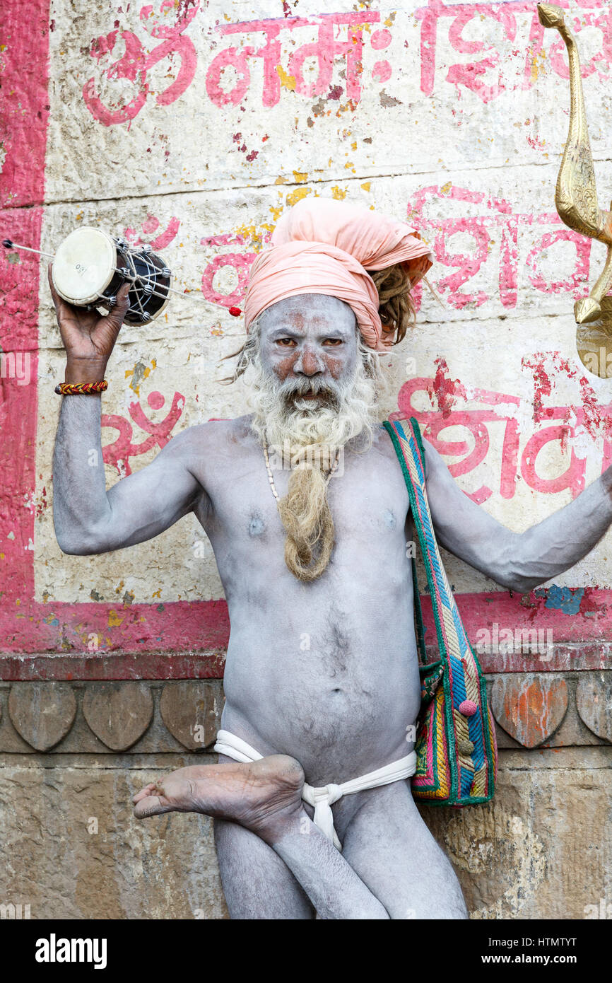 Sadhu al Ghats sulle rive del Gange, Varanasi, Uttar Pradesh, India Foto Stock