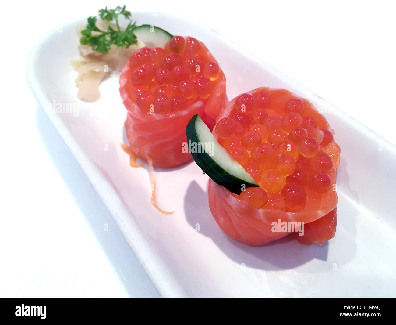 Set di sushi giapponese rotolo di riso con pesce crudo e uova di salmone sul piatto Foto Stock