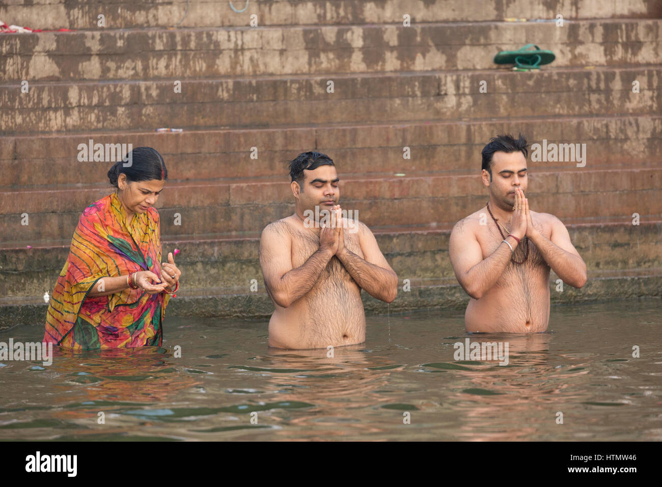 Pellegrini al Ghats sulle rive del Gange, Varanasi, Uttar Pradesh, India Foto Stock
