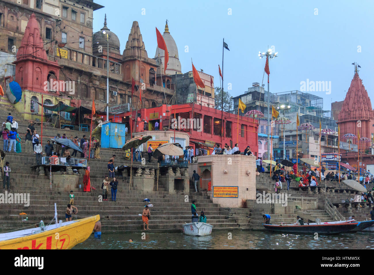Pellegrini a Manmandir Ghat al Gange, Varanasi, Uttar Pradesh, India Foto Stock