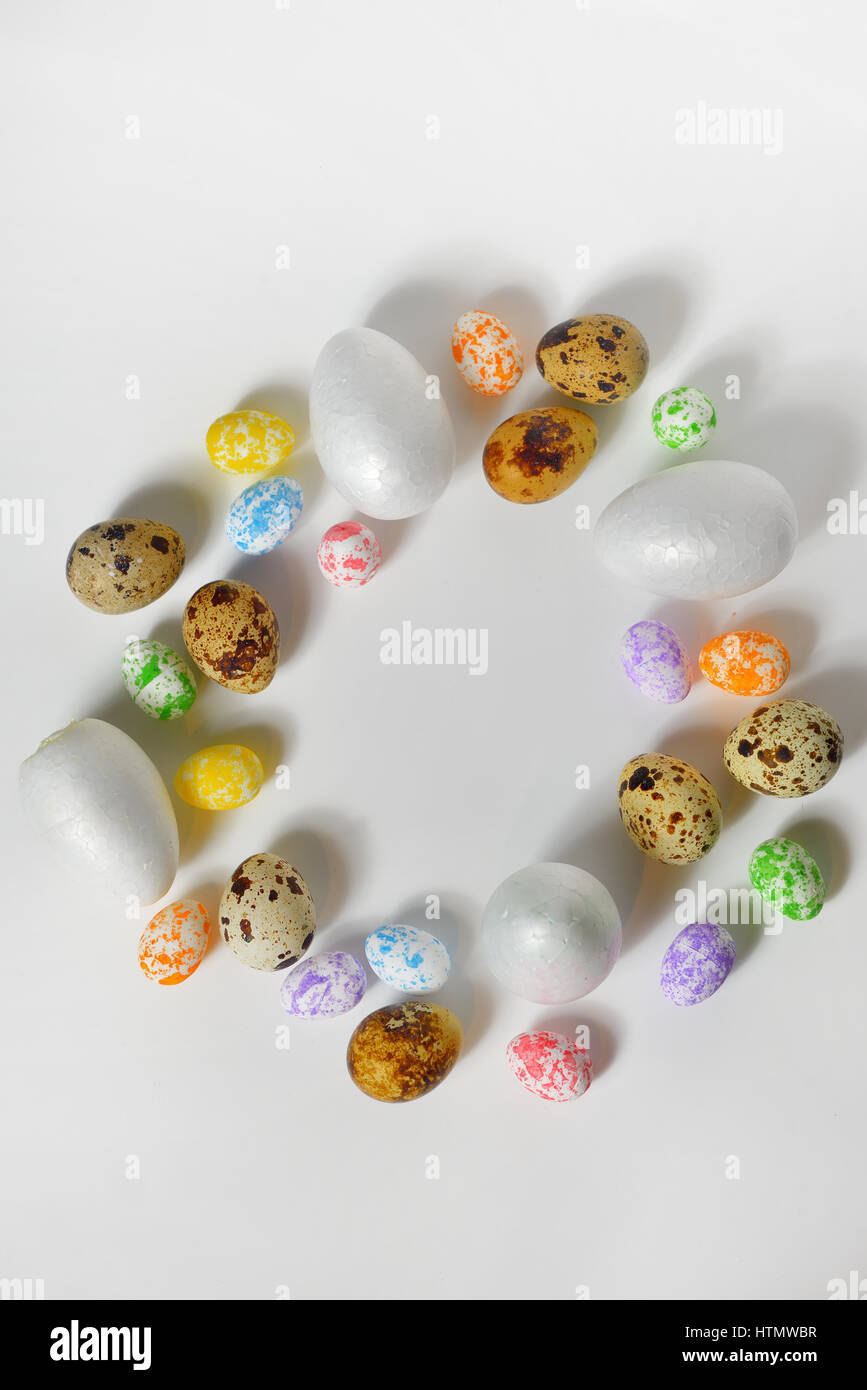 Diverse colorate le uova di Pasqua su sfondo bianco Foto Stock