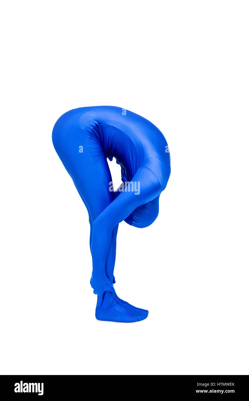 Misterioso uomo blu in costume fare yoga Foto Stock