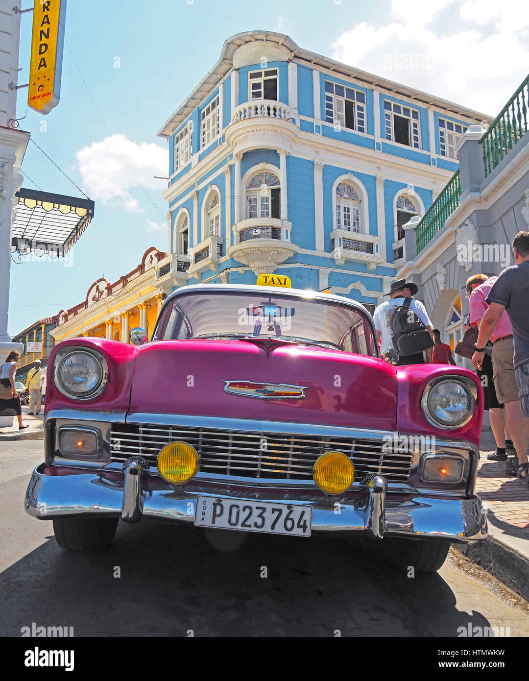 Ripristinato American 1956 Chevrolet essendo utilizzato come una proprietà privata taxi con architettura coloniale in dal Parco Cespedes Santiago de Cuba. Foto Stock