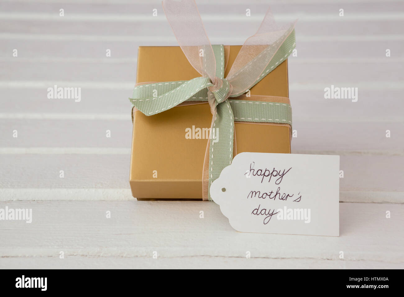 Felice Festa della mamma card con confezione regalo su una superficie di legno Foto Stock