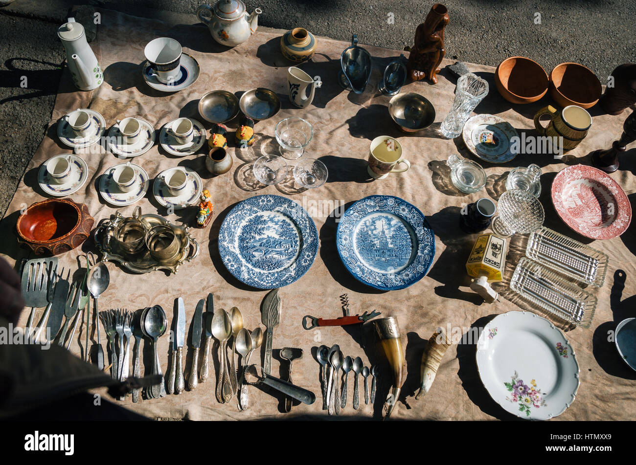 Tbilisi, Georgia - 15 Ottobre 2016: mercato delle pulci sul ponte a secco avente un sacco di vintage, piastre, fatte a mano, souvenir e retrò personale per i clienti. Foto Stock