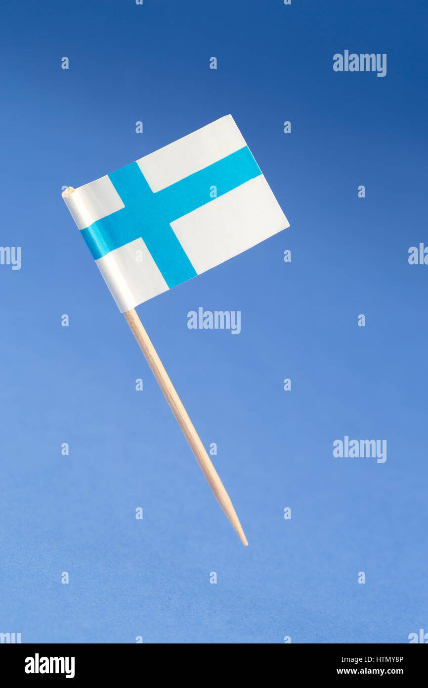 Carta bandiera della Finlandia su sfondo blu Foto Stock