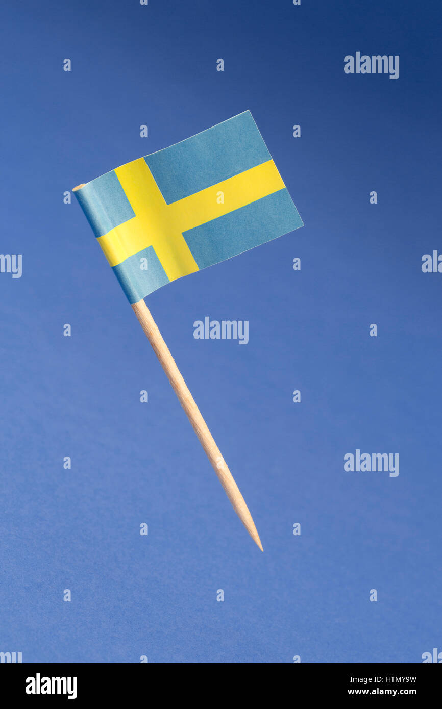 Carta bandiera della Svezia su sfondo blu Foto Stock