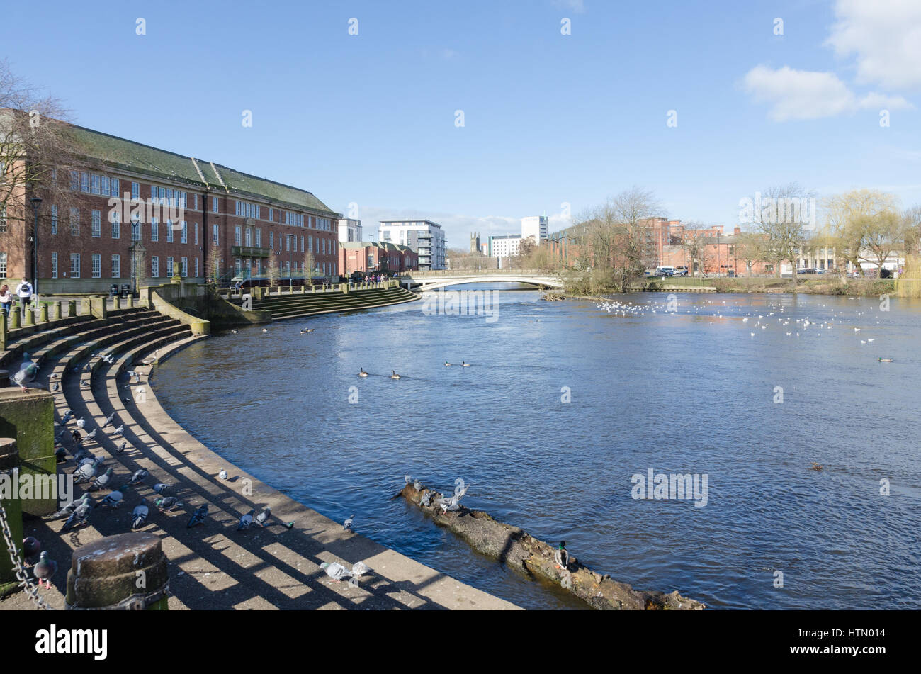 Il fiume Derwent a Derby Riverside Gardens nel centro di Derby Foto Stock